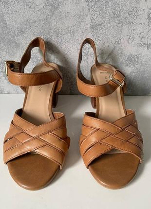 Шкіряні босоніжки new look zara h&m