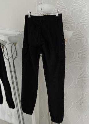Черные джинсы карго с карманами в размере s3 фото