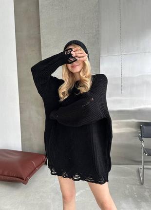 Вязаный женский свитер черного цвета свободного кроя украшенный декоративными разрывами размер универсальный5 фото