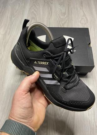 Жіночі трейлові мембранні термо кросівки adidas terrex swift r3