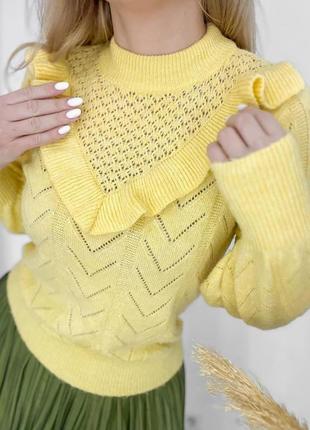 Желтый свитерик с рюшами1 фото