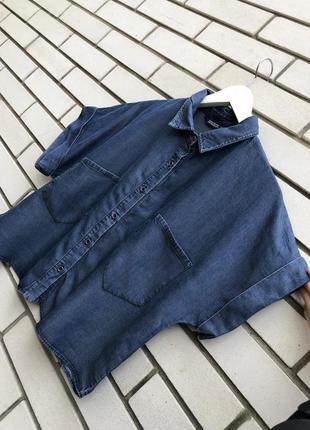 Укороченная джинсовая рубашка,реглан рукав,блуза с накладными карманами по груди3 фото