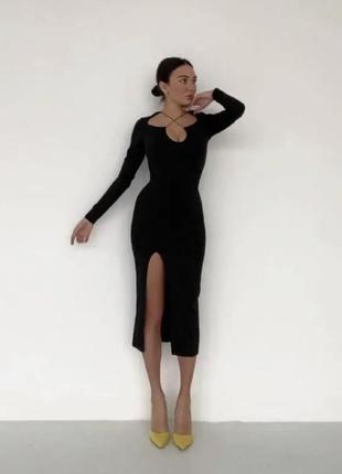Черное платье по фигуре с вырезом на ножке, платье с вырезом и изысканным декольте, high heels3 фото