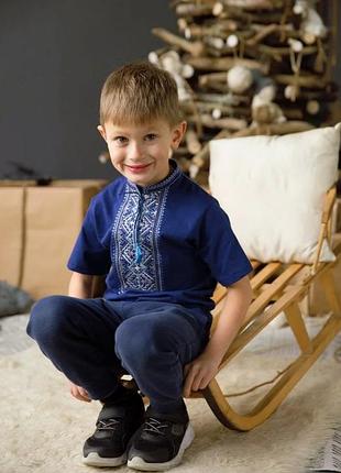 Вишиванка карпатська голуба на темно-синьому