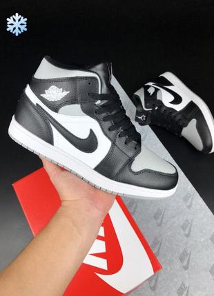 Зимові чоловічі кросівки nike air jordan 1 retro winter fur black white grey чорного з сірим та білим кольорів з хутром