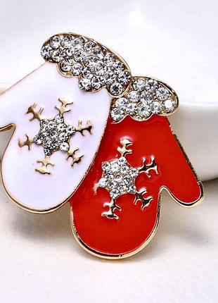 Очень красивая новогодняя брошь "варежки",  эмалированная зимняя брошка варежки