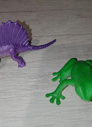 Игрушки фигурки динозавр и лягушка