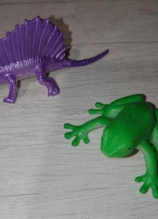 Игрушки фигурки динозавр и лягушка2 фото