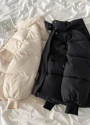 Куртка укороченная из плащевки стеганая на синтепоне оверсайз курточка белая черная тепла зимняя с накладными карманами базовая трендовая стильная3 фото