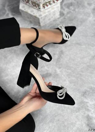 Женские черные замшевые туфли на каблуке с бантиком в стразы1 фото