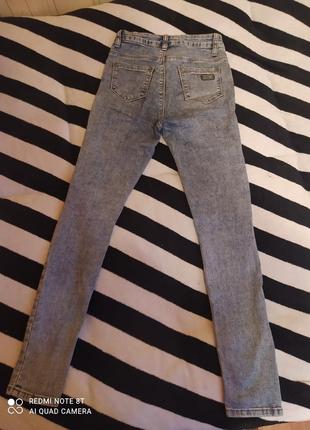 Крутые джинсы с разрезом на колене3 фото