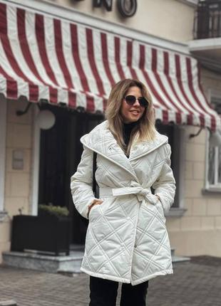 Женская теплая стеганая ромбами куртка с поясом размеры норма и батал