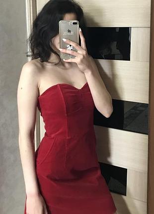 Красное велюровое платье