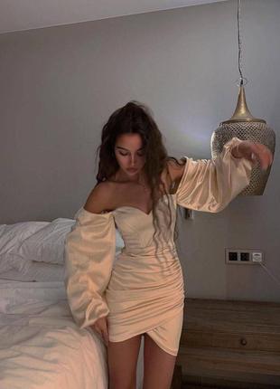 Невероятное атласное платье вечернее с декольте рукавами фонариками с открытыми плечами короткое приталенное на запах по фигуре5 фото