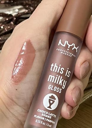 Оригінал nyx professional makeup this is milky gloss milkshakes ароматизований блиск для губ 10 choco latte shake