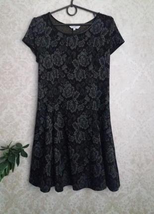 Хорошее платье в цветы от бренда new look