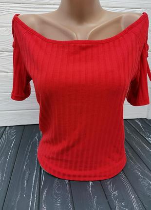 Класна футболка з красиво оформленими плічками