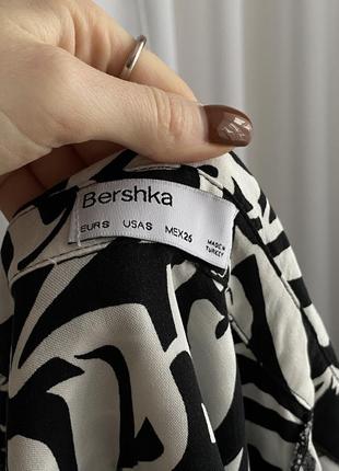 Вкорочена сорочка в принт bershka5 фото