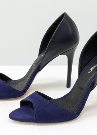 Замшевые темно-синие  открытые туфли на каблуке2 фото