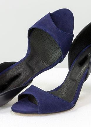 Замшевые темно-синие  открытые туфли на каблуке4 фото