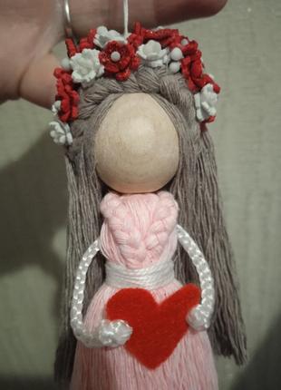 Лялька з серцем у віночку подарунок оберег ручна робота макраме1 фото