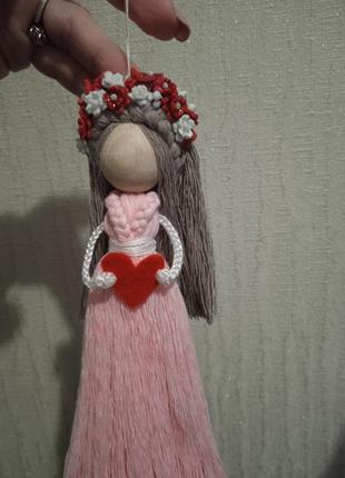Лялька з серцем у віночку подарунок оберег ручна робота макраме4 фото