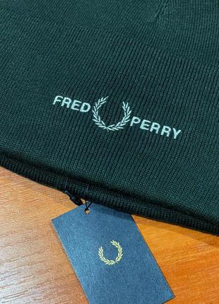 Fred perry graphic beanie night green c4114-q20 шапка унисекс темно зеленая оригинал7 фото