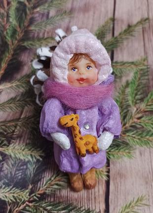 Ватна іграшка дівчинка з іграшкою, іграшка на ялинку