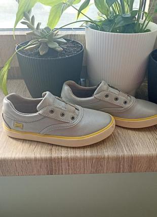 Святкові туфлі, взуття на свято, стильні кеди, брендове взуття