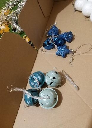 Очень красивый и стильный набор игрушек в бело-синих тонах.