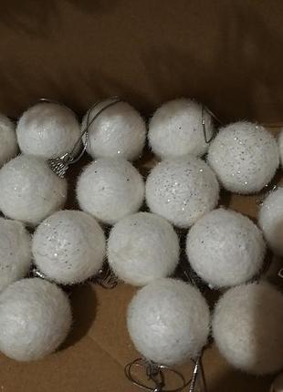 Очень красивый и стильный набор игрушек в бело-синих тонах.