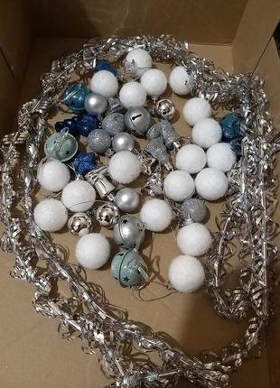 Очень красивый и стильный набор игрушек в бело-синих тонах.