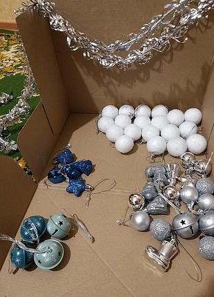 Очень красивый и стильный набор игрушек в бело-синих тонах.