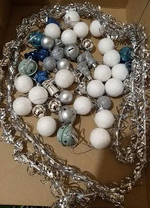 Очень красивый и стильный набор игрушек в бело-синих тонах.