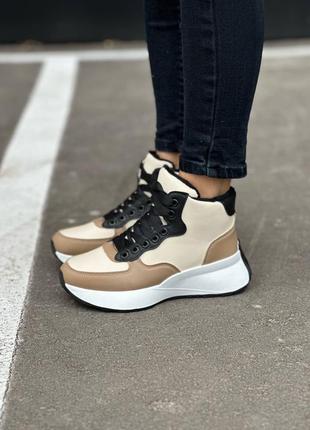 Кросівки жіночі