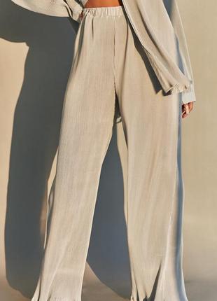 Светло-серые плиссированные широкие брюки с высокой талией