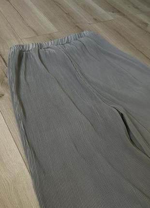 Светло-серые плиссированные широкие брюки с высокой талией7 фото