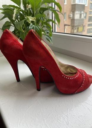 Замшевые туфли красного цвета4 фото