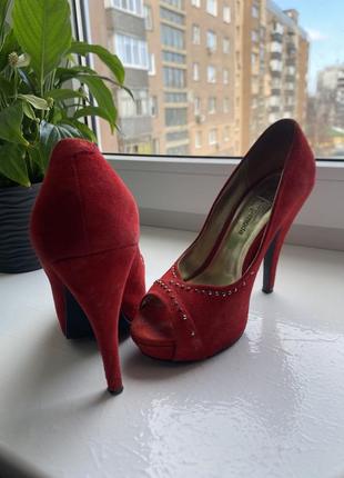 Замшевые туфли красного цвета3 фото