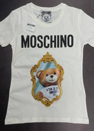 Футболка в стиле moschino