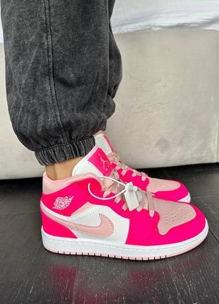 Жіночі кросівки nike air jordan 1 pink