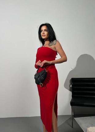 Изысканное и одновременно простое красное вечернее платье с пикантным разрезом 20232 фото