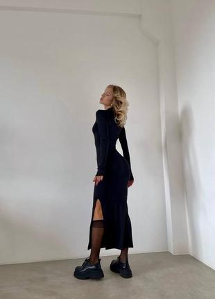 Женственное стильное платье миди облегающее с длинными рукавами и вырезом на ноге на замке микродайвинг черное3 фото