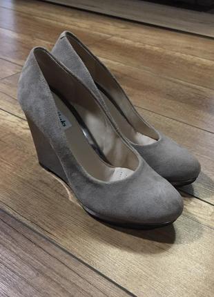 Фирменные замшевые туфли clarks