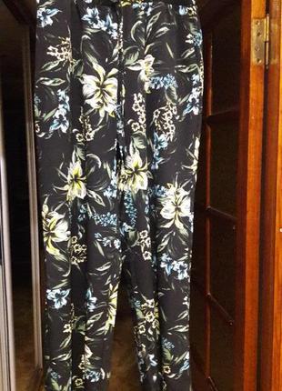 Легкі, крепдешинові брючки.