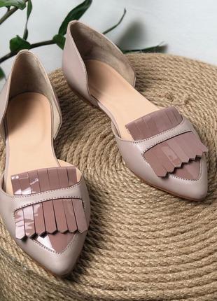 Шикарные туфли, балетки, с бахромой из натуральной бежевой кожи с острым носком