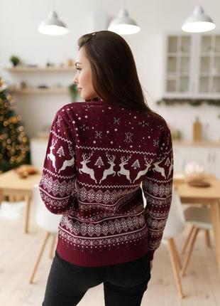 Женский новогодний свитер с оленями бордовый2 фото