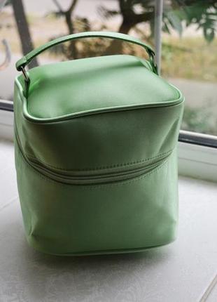Удобная и вместительная косметичка, салатовая сумка8 фото