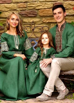 Впечатляющий комплект - мужская вышиванка глубокого зеленого оттенка и женское вышитое платье в пол5 фото