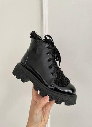 Чорні зимові черевички з лакованої шкіри з барашком